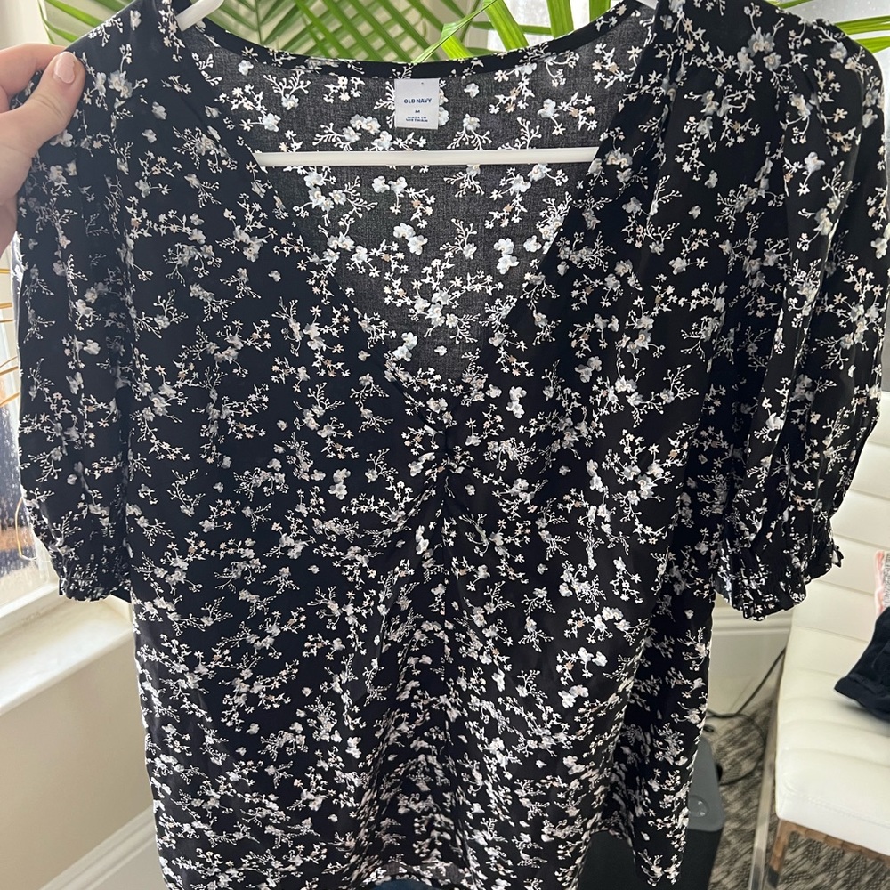 Women’s Old Navy Floral Blouse, size medium